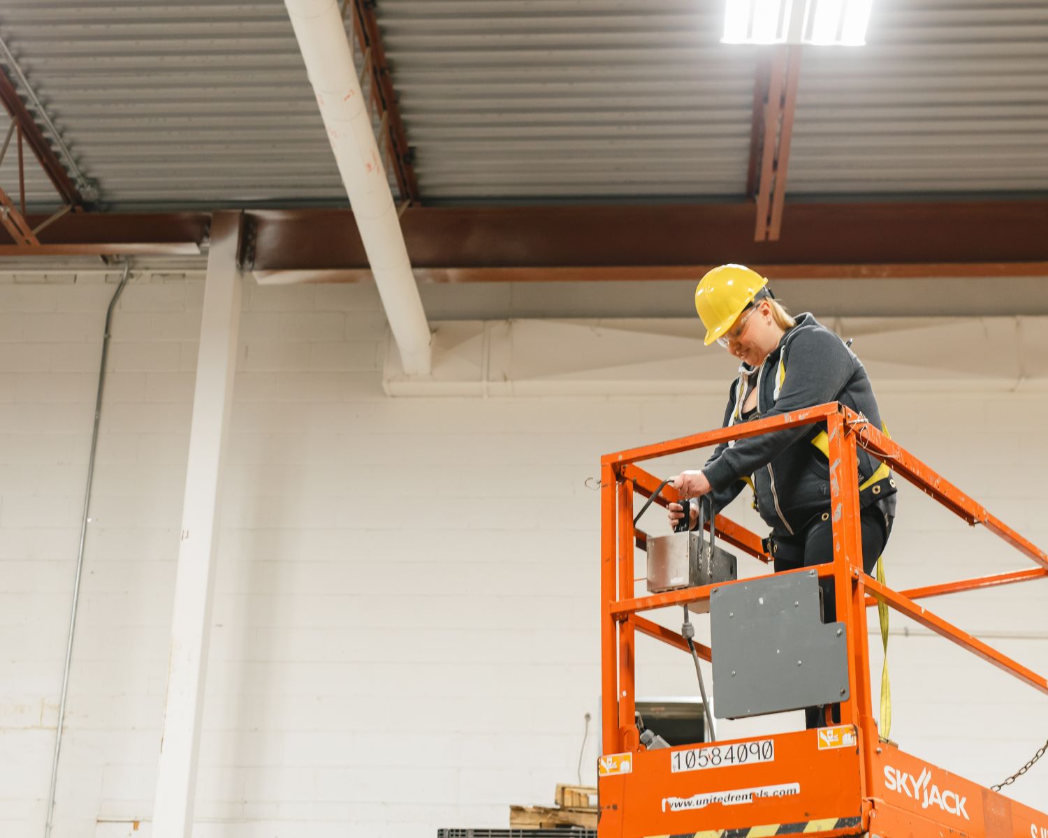LMT student learns to operate a scissor lift